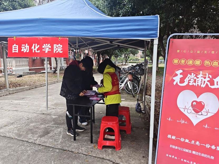 图片包含 户外, 男人, 标志, 站 AI 生成的内容可能不正确。