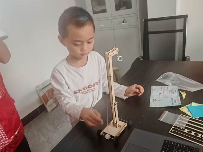 图片包含 男孩, 小孩, 年轻, 桌子 AI 生成的内容可能不正确。