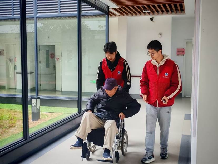 男人和女人站在自行车后面